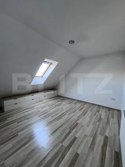 Apartament cu 3 camere semidecomandat, mobilat în Florești