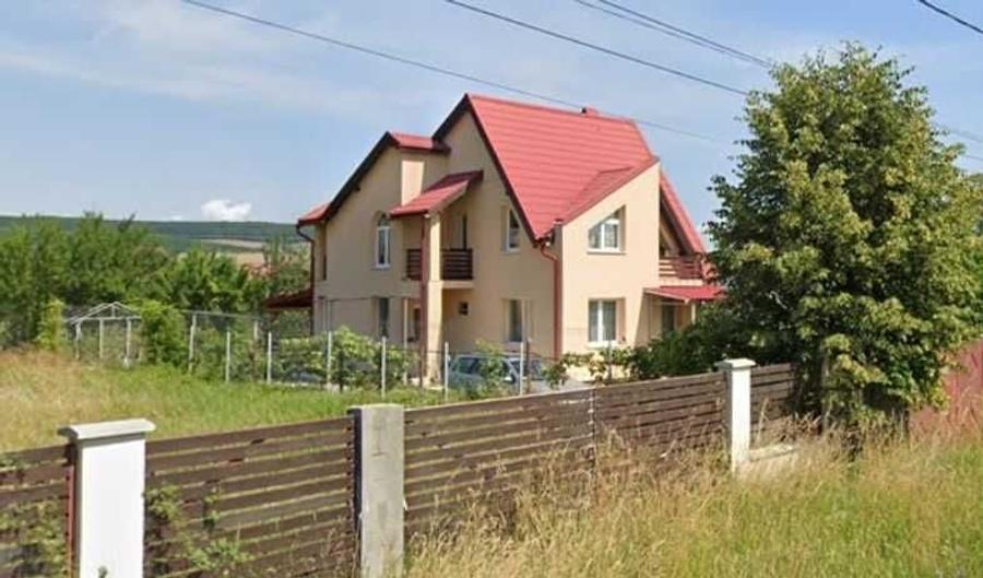Casă cu 4 camere cu Teren 600 Mp în Central