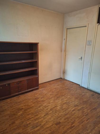 Apartament cu 3 camere semidecomandat în Giulești