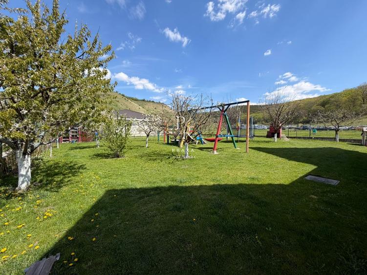 Casă individuală cu 7 camere cu Teren 1076 Mp în Florești