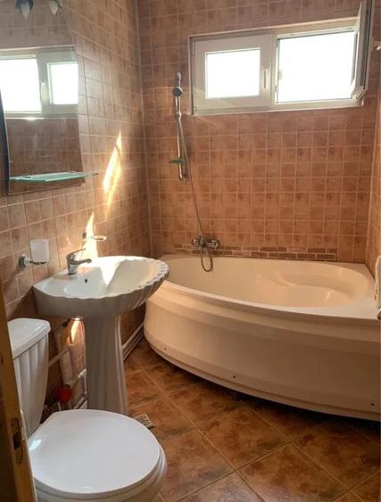 Apartament cu 2 camere semidecomandat, mobilat în Podul de Piatră