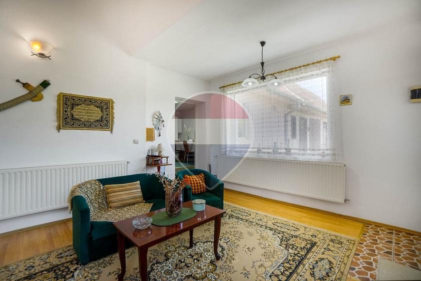Casă individuală cu 6 camere cu Teren 2794 Mp în Bunești