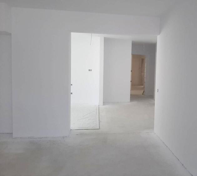 Apartament cu 3 camere decomandat în Noua