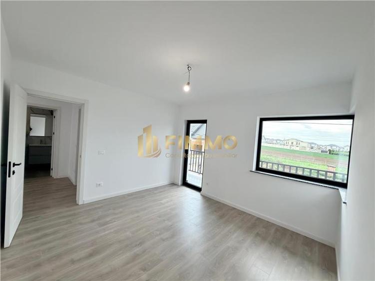 Duplex cu 4 camere cu Canalizare în Exterior Est