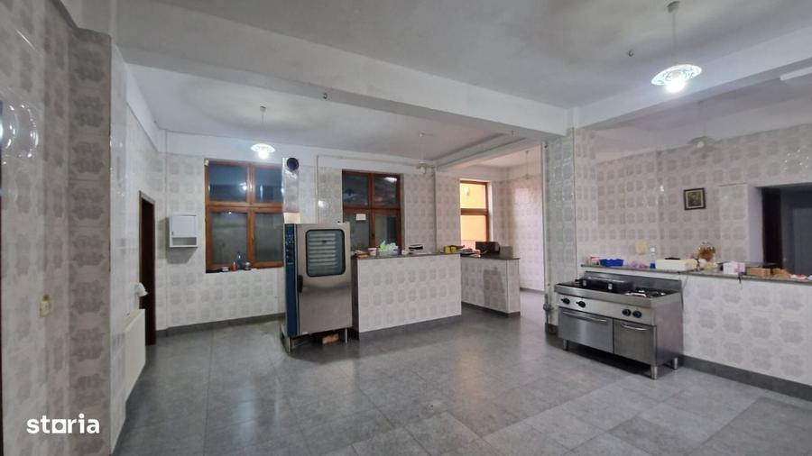 Spațiu comercial, de 800 mp, în Rovine