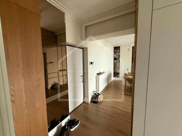 Apartament cu 3 camere semidecomandat, mobilat în Sisești
