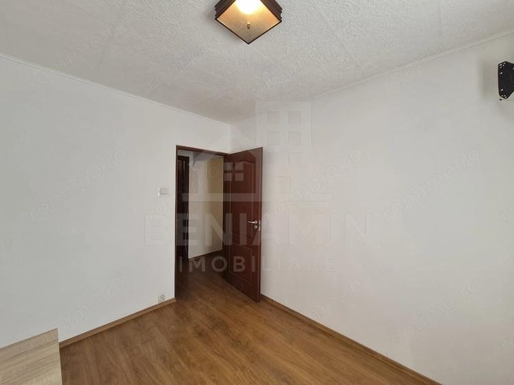 Apartament cu 3 camere semidecomandat în Craiovița Nouă