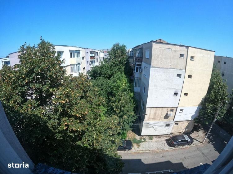 Apartament cu 3 camere semidecomandat în Tineretului