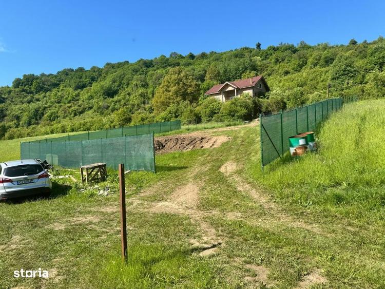 Teren de 2300 mp, în Florești