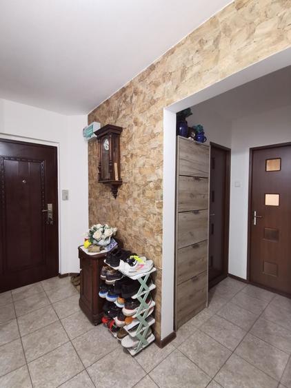 Apartament cu 3 camere decomandat în Exterior Vest