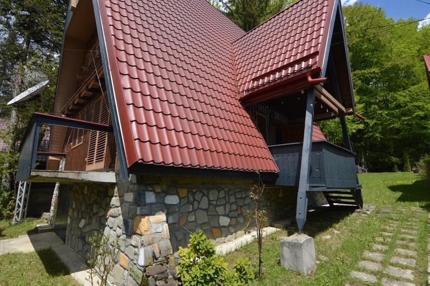 Casă individuală cu 6 camere cu Canalizare în Plopeni