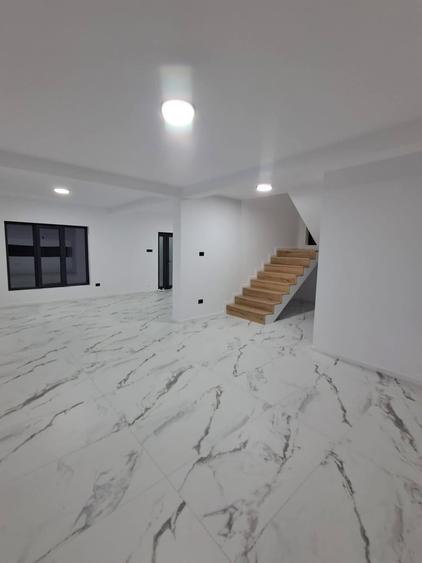 Casă cu 4 camere cu Teren 200 Mp în Est