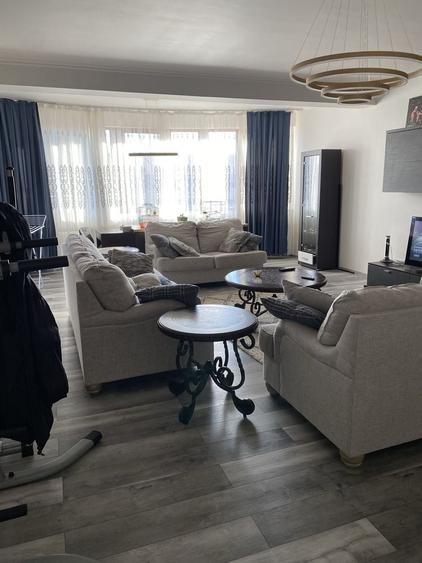 Apartament cu 4 camere decomandat în Central