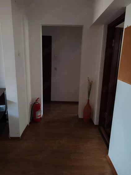 Apartament cu 4 camere semidecomandat în Central