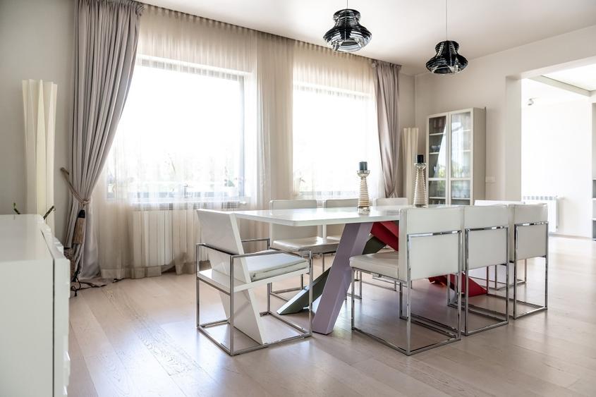 Casă individuală cu 7 camere cu Canalizare în Central