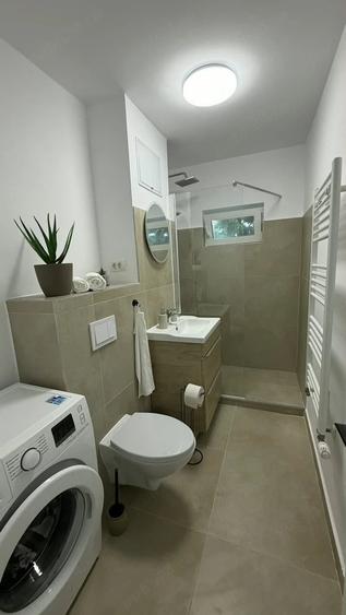 Apartament cu 3 camere semidecomandat, mobilat în Central