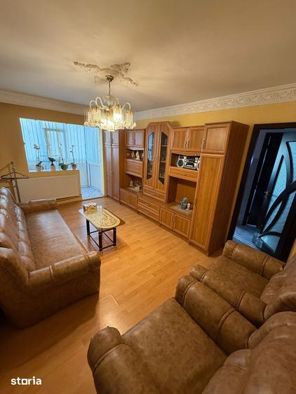 Apartament cu 3 camere semidecomandat în Craiovița Nouă