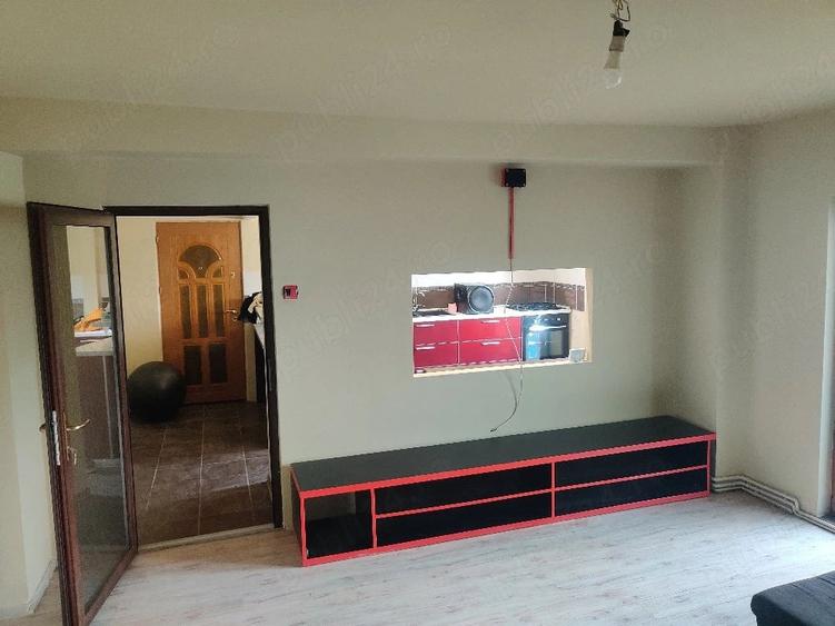 Apartament cu 3 camere decomandat în Micro 2