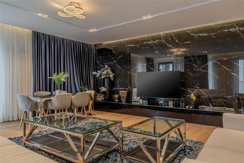 Penthouse cu 3 camere semidecomandat, mobilat în Central