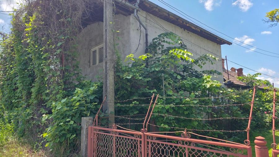 Casă individuală cu 6 camere cu Teren 1444 Mp în Central