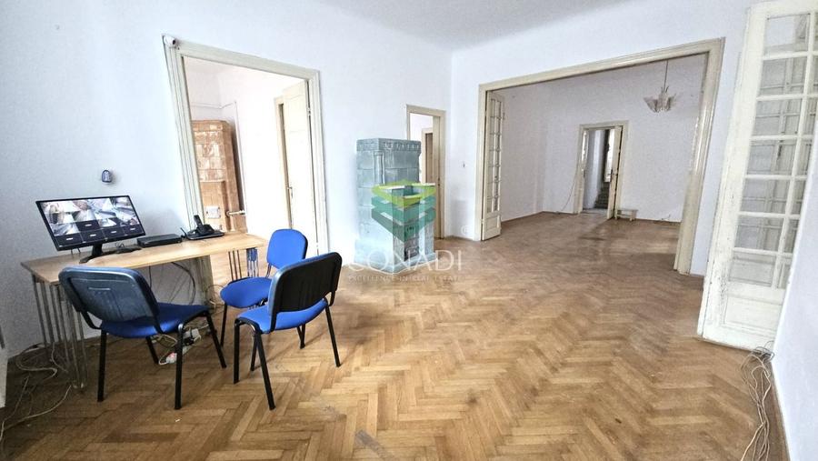 Casă individuală cu 8 camere cu Canalizare în Capitale