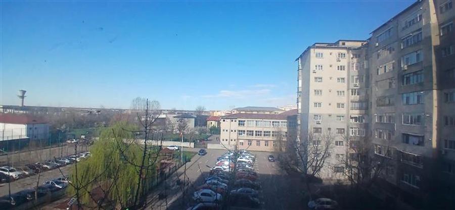 Apartament cu 3 camere decomandat în Micro 6