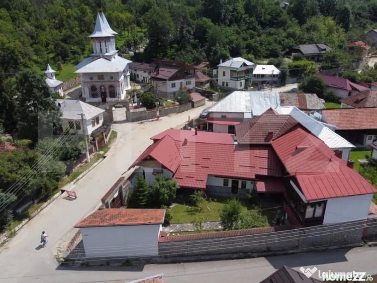 Casă cu 5 camere cu Teren 382 Mp în Pietroșița