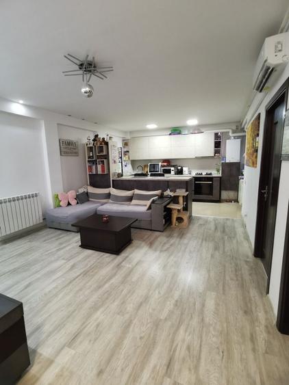 Apartament cu 3 camere semidecomandat, mobilat în Moinești