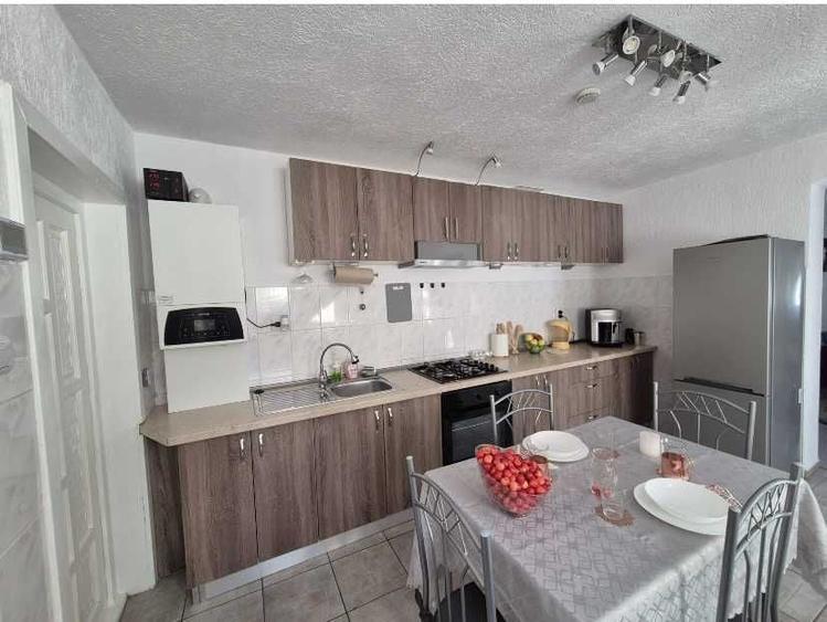 Casă cu 4 camere în Central