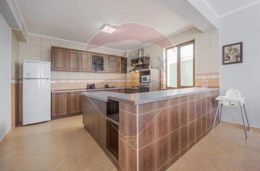 Casă cu 16 camere cu Teren 5375 Mp în Sânmartin