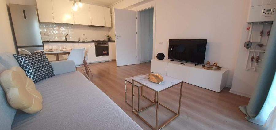 Apartament cu 3 camere decomandat în Exterior Vest
