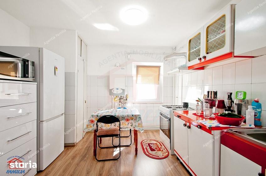 Apartament cu 4 camere decomandat în Micro 17