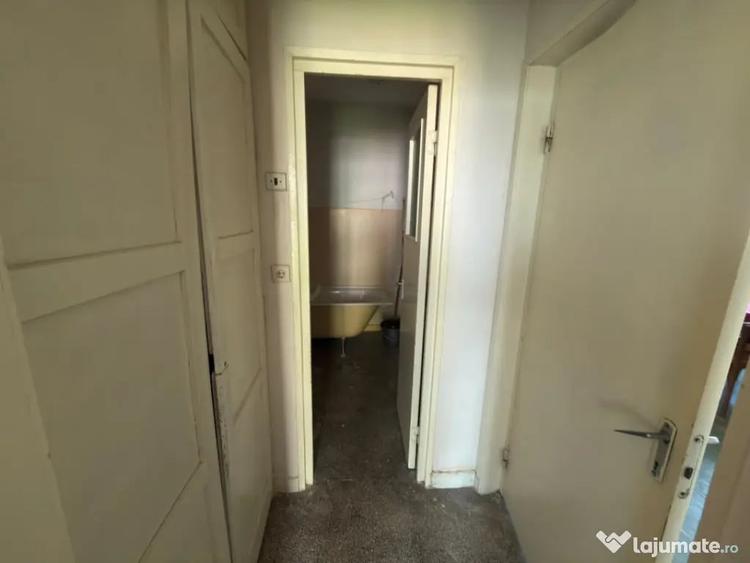 Apartament cu 3 camere semidecomandat în Central