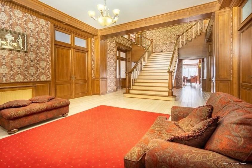 Casă individuală cu 9 camere cu Canalizare în Șelimbăr
