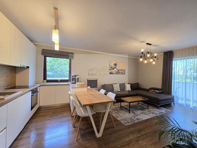 Apartament cu 3 camere semidecomandat în Europa