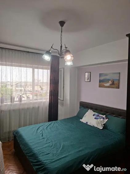 Apartament cu 3 camere semidecomandat în Central