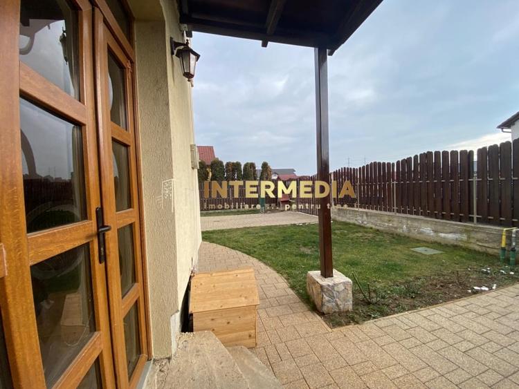 Casă individuală cu 5 camere cu Canalizare în Cetate