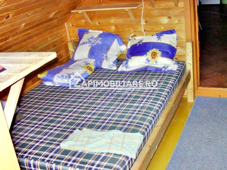 Casă individuală cu 10 camere cu Canalizare în Central