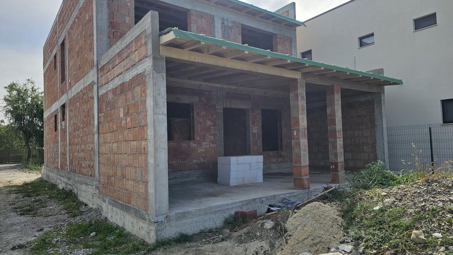 Casă cu 4 camere în Mărăcineni