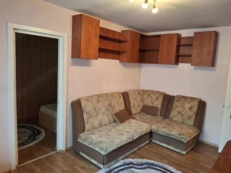Apartament cu 3 camere semidecomandat în Micro II