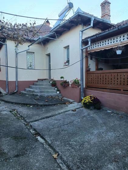 Casă cu 4 camere în Coman