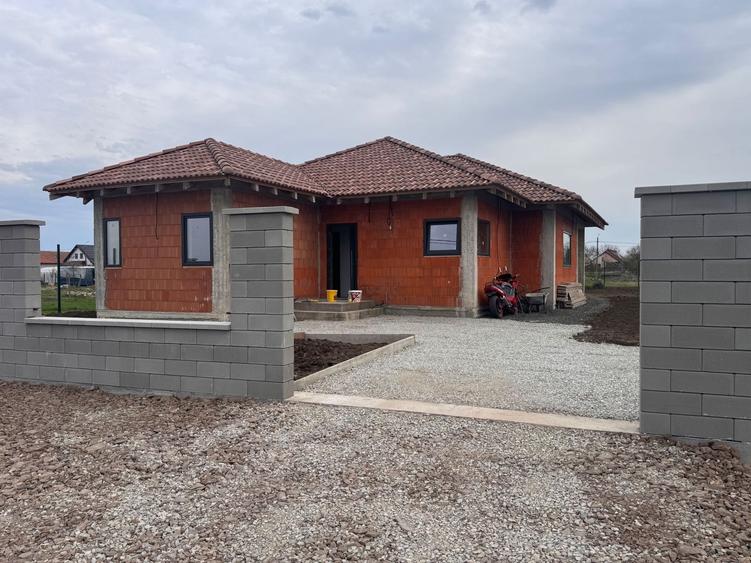 Casă individuală cu 4 camere cu Canalizare în Becicherecu Mic