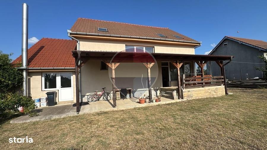 Casă cu 4 camere în Sântandrei