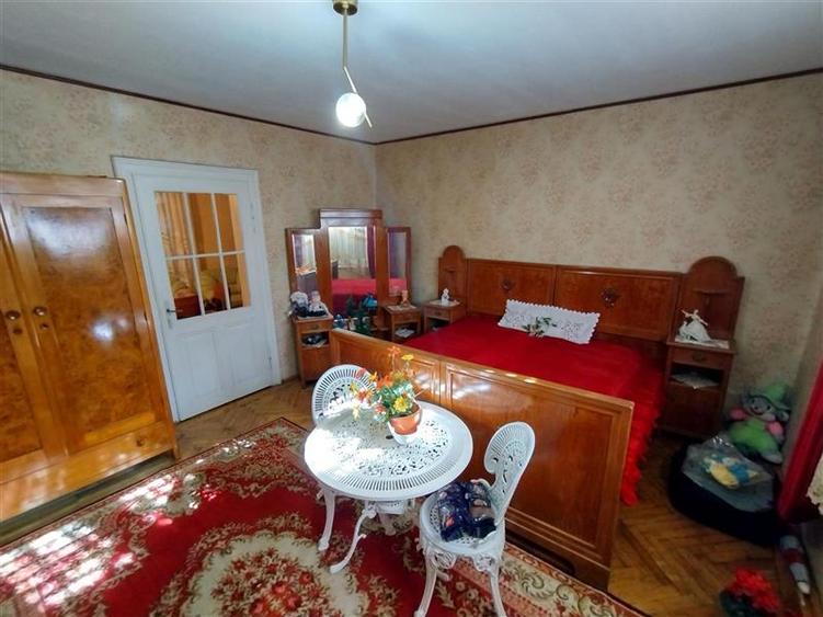 Casă individuală cu 7 camere cu Canalizare în Vest