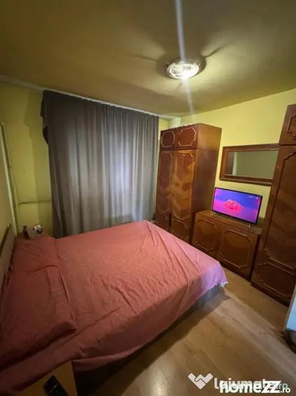 Apartament cu 3 camere decomandat în Craiovița Nouă