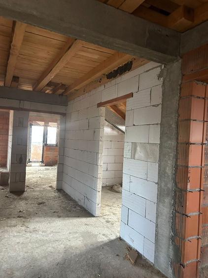 Casă individuală cu 5 camere decomandat cu Garaj în Cărpiniș