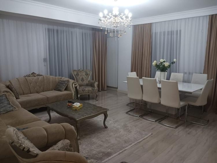 Apartament cu 4 camere semidecomandat în Bucureștii Noi