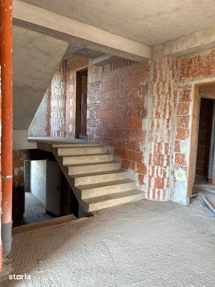 Casă cu 6 camere cu Teren 2500 Mp în Central