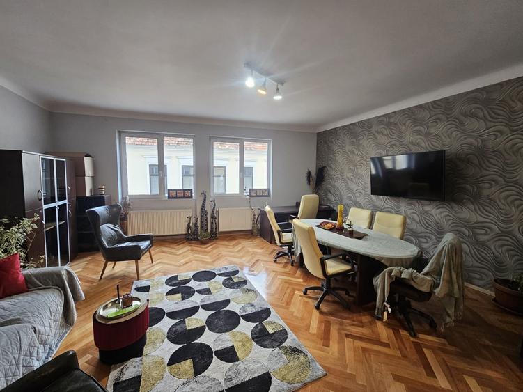 Apartament cu 3 camere semidecomandat, mobilat în Central