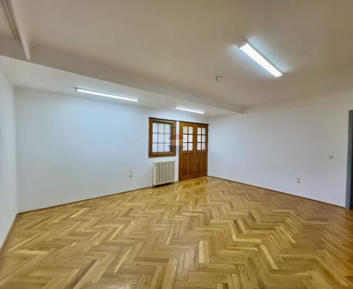 Casă individuală cu 15 camere cu Teren 1092 Mp în Câmpinița